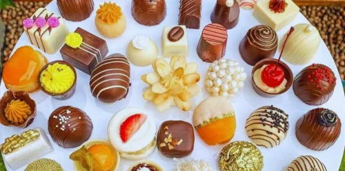 Doce caramelizado sendo decorado