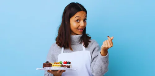 Pessoa calculando preços